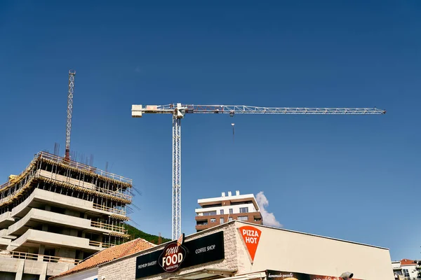 塔式起重机矗立在建筑工地的蓝天之上 — 图库照片