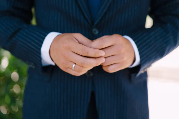 Hands of the groom in a suit with a ring on his finger — Stock Photo, Image