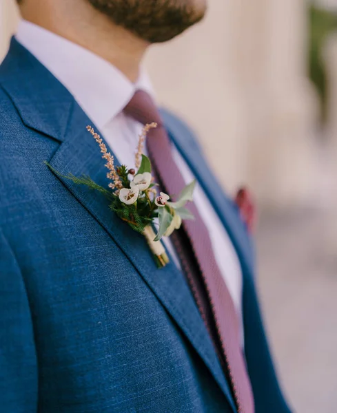 Ženich v bundě s boutonniere na klopě. Detailní záběr — Stock fotografie