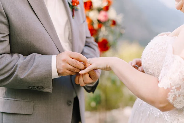 Der Bräutigam legt den Ring an die Hand der Braut. Nahaufnahme — Stockfoto