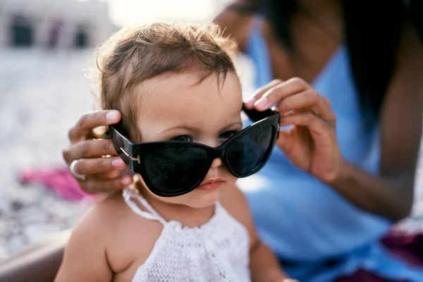 엄마는 어린 딸에게 선글라스를 쓰고 — 스톡 사진