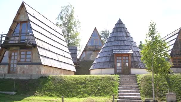 Τριγωνικά και κωνικού σχήματος σπίτια στα βουνά στο Εθνικό Πάρκο Durmitor — Αρχείο Βίντεο