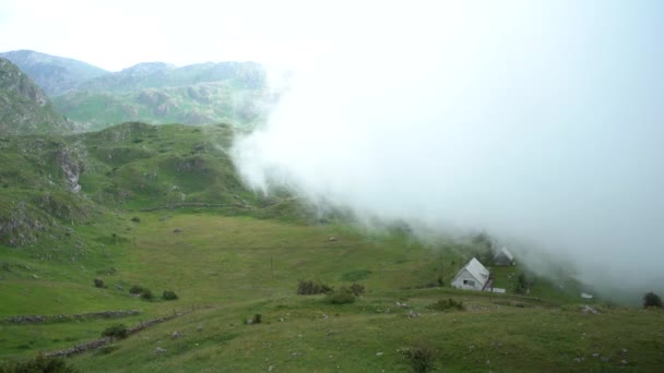 Толстый белый туман покрывает горы и здания в северной Черногории — стоковое видео