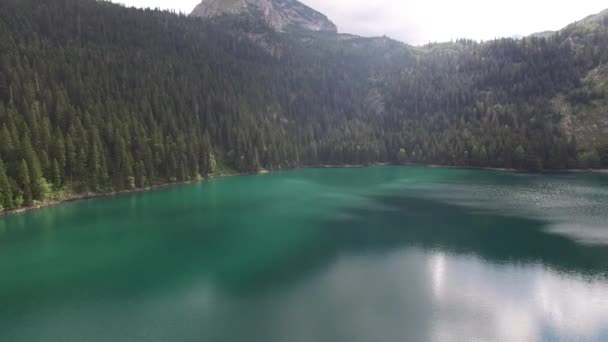 Azure wateren van Black Lake in Durmitor National Park, Zabljak, Montenegro — Stockvideo