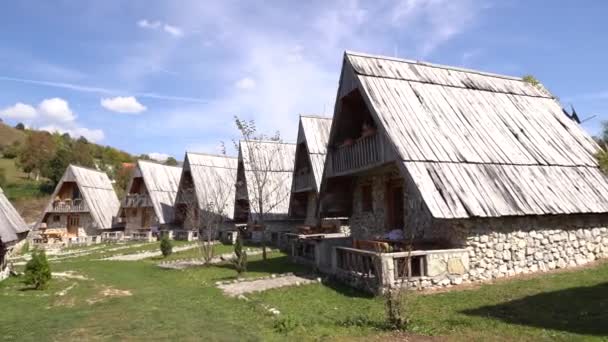 Stenen driehoekige huizen in Zabljak, Noord-Montenegro — Stockvideo