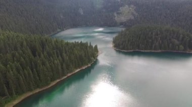 Kara Göl 'ün yüzeyinde İHA uçuşu. Durmitor Ulusal Parkı