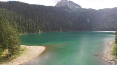 Kara Göl üzerinde İHA uçuşu. Durmitor Ulusal Parkı, Karadağ
