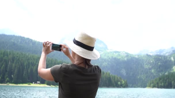 Kadın Kara Göl 'ün akıllı telefonuyla panoramik bir çekim yapıyor. — Stok video