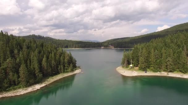 Águas azuis do Lago Negro no Parque Nacional de Durmitor — Vídeo de Stock