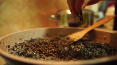 Sebze ve pirinç tavasına ekstra soya sosu ekliyorum.