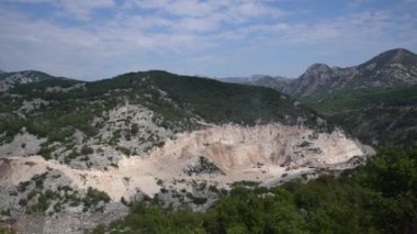 Arabaların sürüldüğü dağlarda taş ocağı. Hava görünümü