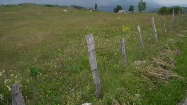 Utsikt över den stormiga himlen från bergen i norra Montenegro — Stockvideo