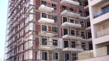 Çok katlı bir binanın yalıtımı ile ön cephe dekorasyonu