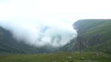 Karadağ 'ın kuzeyindeki dağlara sis indi
