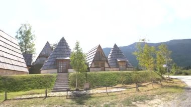 Durmitor Milli Parkı 'ndaki dağların eteklerindeki üçgen ve konik evler.