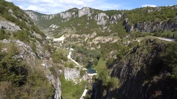 Letecký pohled na kaňon řeky Tara v národním parku Durmitor — Stock video