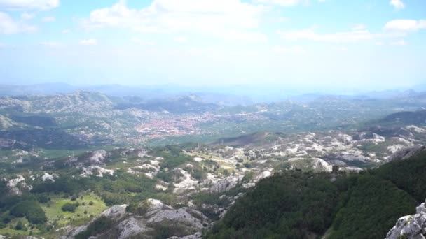 Uitzicht vanaf de berg Lovcen naar de bergen en de stad Cetinje — Stockvideo