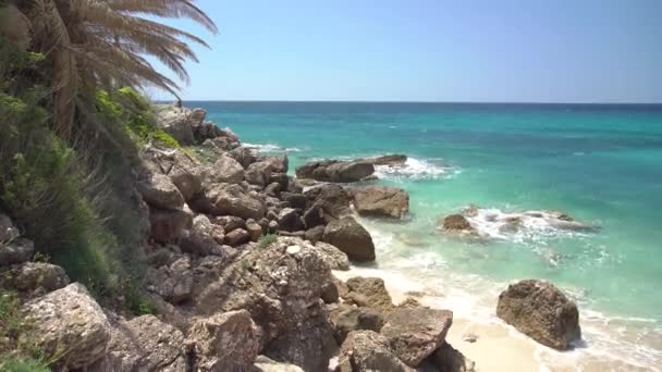 El mar golpea las rocas en la playa de Drobni Pijesak — Vídeos de Stock