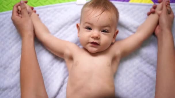 Mãe levanta as mãos do bebê mentiroso — Vídeo de Stock