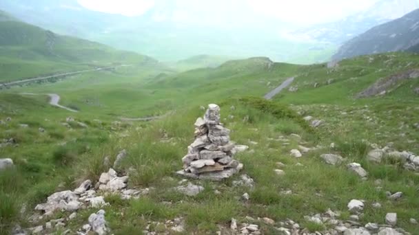 Kameny na kopci v horách v národním parku Durmitor — Stock video