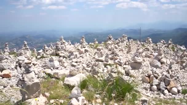 Kameny leží na vrcholu hory v národním parku Durmitor — Stock video
