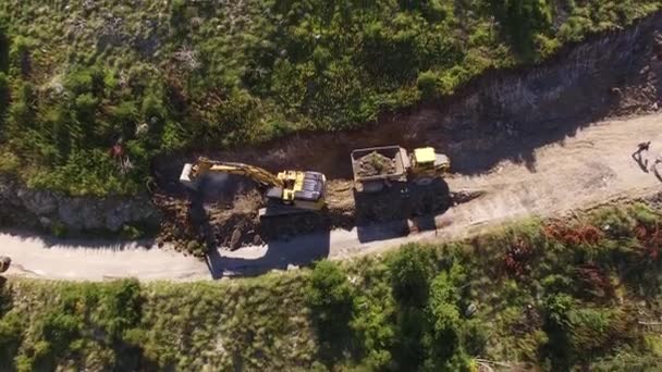 Escavadeira expande a estrada na encosta da montanha — Vídeo de Stock