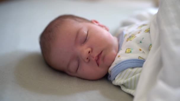 Novorozenec spí pod přikrývkou — Stock video