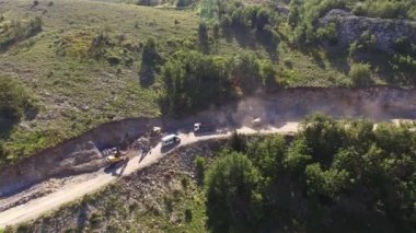 Çalışan makinelerle dağlardaki taş ocağının en üst görüntüsü.