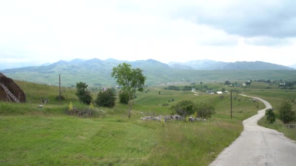 Karadağ 'ın kuzeyindeki dağların arasındaki bir vadide. Durmitor Ulusal Parkı — Stok video