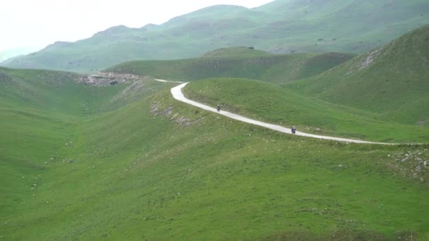 Les motocyclistes roulent le long d'une route de montagne. Parc national Durmitor — Video