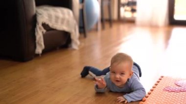 Bebek mutfakta yerde sürünüyor.
