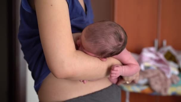 Mam geeft de baby borstvoeding, houdt hem in haar armen — Stockvideo