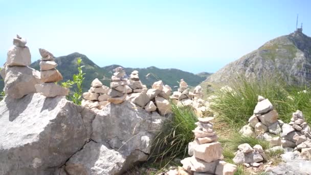 Kameny naskládané na sobě leží na vrcholku hory v národním parku Durmitor — Stock video