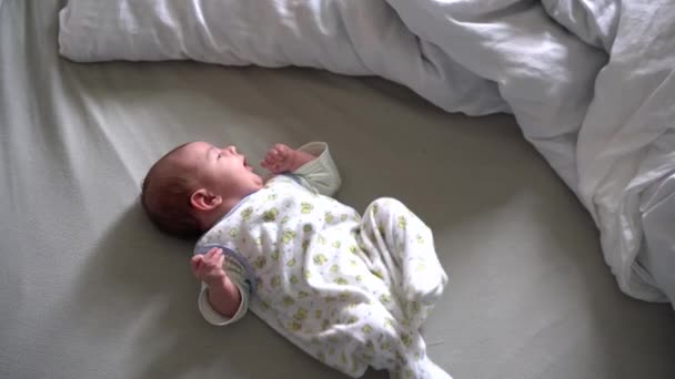 新生児はベッドと肩に横たわっています — ストック動画