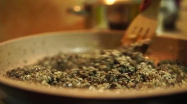 Siyah risotto yapma işlemi. Sebzeli soya sosu ve tavada pilav.