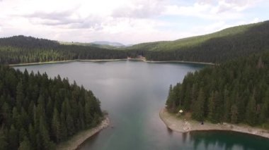 Kara Göl üzerinde İHA uçuşu. Durmitor Ulusal Parkı