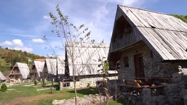 モンテネグロ北部ザブラジャックにある石の三角形のシャレー — ストック動画