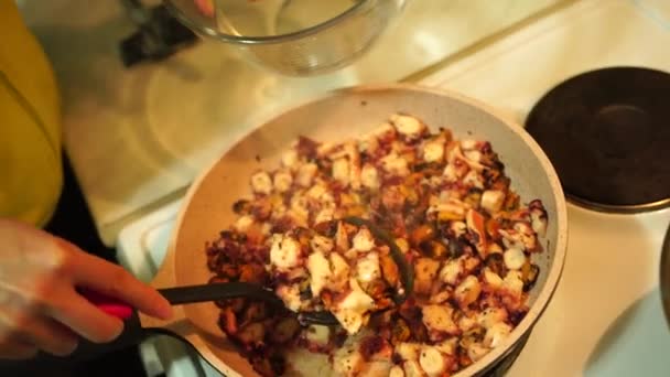 Mettre les fruits de mer de la casserole dans un bol en verre avec spatule. Fruits de mer sur poêle. Fruits de mer prêts. — Video