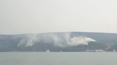 Denizden Karadağ 'ın dağlarındaki yanan ormana bakın