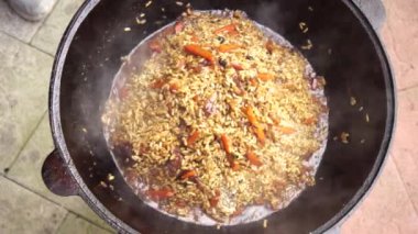 Kazanda pirinç ile Özbek pilavı kaynatmak. Üst görünüm