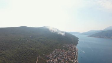 Karadağ 'ın deniz kenarındaki dağlarında yanan ormanlar