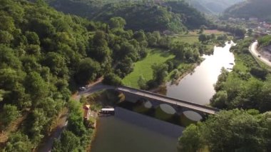 Crnojevica nehri üzerindeki yol köprüsünün havadan görünüşü