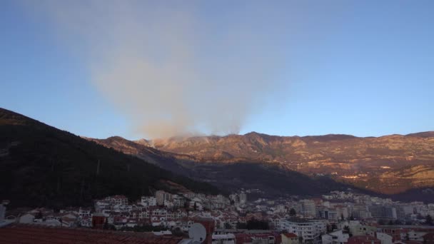 Vista do telhado de uma casa da cidade para incêndios florestais nas montanhas — Vídeo de Stock