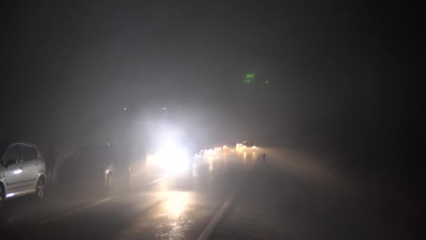 Bilar med blinkande ljus förbi natttrafik på grund av bränder i Montenegro — Stockvideo