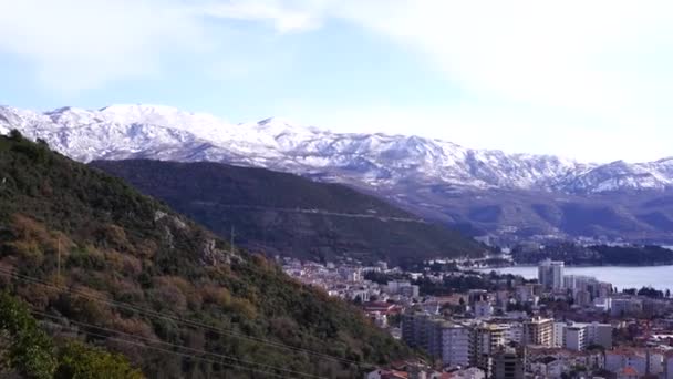 Budva circondata da montagne innevate in inverno — Video Stock