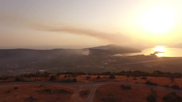 Incendie naturel de forêt dans les montagnes du Monténégro — Video