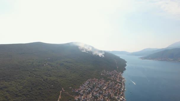 Горящие леса в горах Черногории возле моря — стоковое видео