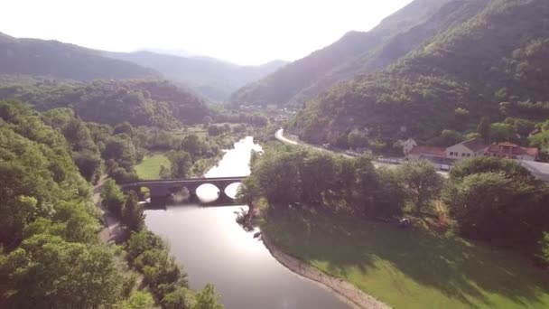 Drone kilátás a töltés a Crnojevica folyó körül zöld hegyek — Stock videók