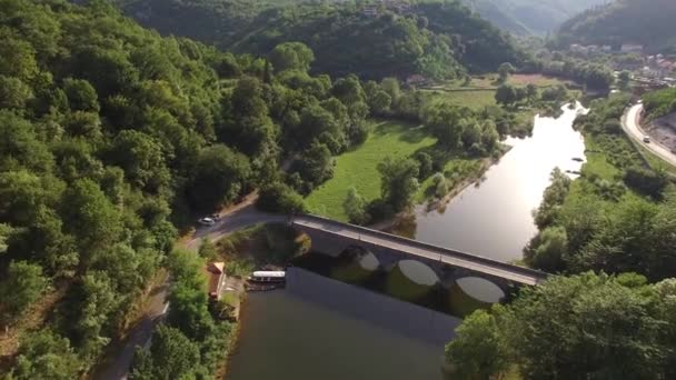 Αεροφωτογραφία της οδικής γέφυρας στον ποταμό Crnojevica — Αρχείο Βίντεο