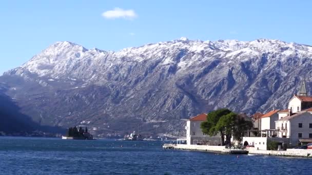 Perast zimowe wybrzeże z zaparkowanymi łodziami, Czarnogóra — Wideo stockowe